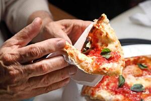 paso a paso guía en cómo a comer auténtico napolitano Pizza con tu manos foto