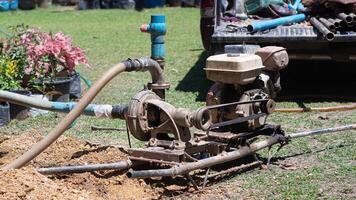 de cerca de el bombeo máquina para agua subterránea drenaje sistema zapatillas agua fuera de el suelo. agua subterránea resuelve agua escasez problemas. resolver el sequía foto