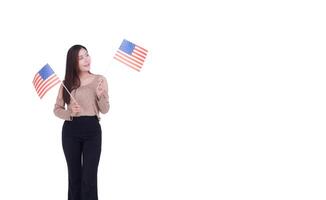 un joven mujer participación el China bandera con un blanco antecedentes mientras en pie en el estudio. espacio para texto. aislar. concepto de personas y el bandera país foto