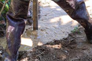 de cerca de trabajadores perforación agua subterránea Hasta que encontró agua. agua subterránea resuelve agua escasez problemas. resolver el sequía foto