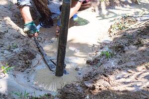 de cerca de trabajadores perforación agua subterránea Hasta que encontró agua. agua subterránea resuelve agua escasez problemas. resolver el sequía foto