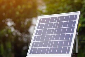 pequeño Talla solar célula paneles en el jardín. instalación fotovoltaica para Proporcionar ligero a noche foto