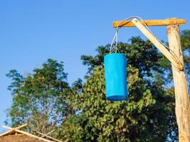 azul papel linterna colgando desde un de madera árbol. espacio para texto foto