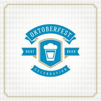 Oktoberfest celebracion con tradicional cerveza emblema vector