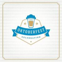 Oktoberfest celebracion con tradicional cerveza emblema vector