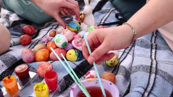 colorazione Pasqua uova con colorato vernici. religione e tradizioni. Pasqua celebrazione. processi di fabbricazione fatto a mano dipinto Pasqua uova video