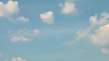 4k hora lapso imágenes de Cloudscape con soleado azul cielo, lazo movimiento de blanco nubes en maravilloso día, aéreo ver Disparo con rápido nublado movimiento antecedentes. video