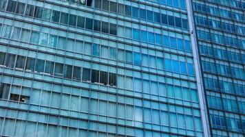 un lapso de tiempo de nube reflejando el edificio en el negocio pueblo largo Disparo enfocar video