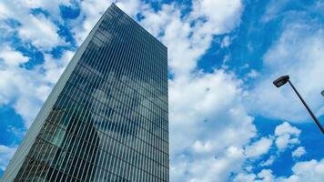 un lapso de tiempo de nube reflejando el edificio en el negocio pueblo amplio Disparo enfocar video