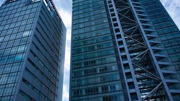 un lapso de tiempo de nube reflejando el edificio en el negocio pueblo amplio Disparo panorámica video