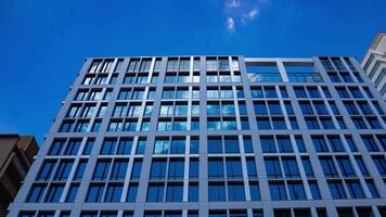 un lapso de tiempo de nube reflejando el edificio en el negocio pueblo panorámica video