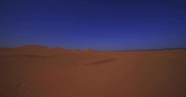 uma panorâmico areia duna do sahara deserto às mhamid el Gizlane dentro Marrocos Largo tiro panning video