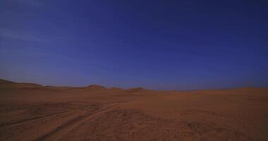 uma panorâmico areia duna do sahara deserto às mhamid el Gizlane dentro Marrocos Largo tiro video