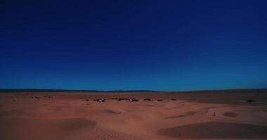 une panoramique le sable dune près le désert camp à mhamid el Ghizlane dans Maroc video