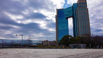 un lapso de tiempo de nube reflejando un impresionante edificio nublado amplio Disparo enfocar video