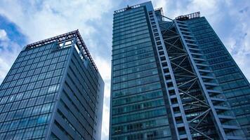 un lapso de tiempo de nube reflejando el edificio en el negocio pueblo amplio Disparo enfocar video