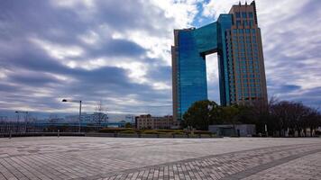 un lapso de tiempo de nube reflejando un impresionante edificio nublado amplio Disparo inclinación video