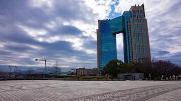 un lapso de tiempo de nube reflejando un impresionante edificio nublado amplio Disparo video