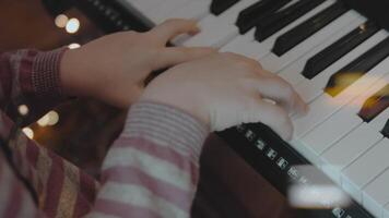 pequeño niña jugando eléctrico piano a Navidad fiesta a hogar. anamórfico lente llamarada. video