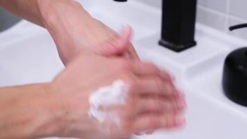 Matin routines. fermer femme appliquant protecteur crème sur mains video