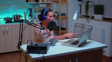 vlogger berichten haar online publiek terwijl opname podcast in huis studio voor sociaal media. creatief online tonen in de lucht productie internet uitzending gastheer streaming leven inhoud, opname digitaal sociaal media communicatie video