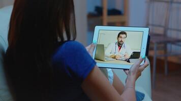 afgelegen geduldig gebruik makend van tablet hebben conferentie met dokter. video