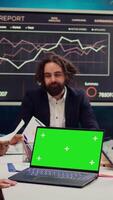 negocio socios asistiendo reunión siguiente a pantalla verde computadora portátil, que se discute el destino de el global empresa y trabajando en desarrollando financiero recursos. puesta en marcha equipo habla a diario asuntos. cámara b. video