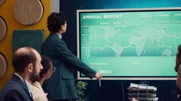 företag medlemsförbund granskning årlig infographics rapporter i företags- genomgång möte, utveckla inre kommunikation strategier. börja team Träning till bli en multinationell företag. kamera a. video