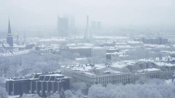 schön Antenne Winter Über Riga, Lettland. riga bedeckt im Schnee. video