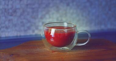 tomate jugo con limón en un vaso taza. lento movimiento. simemático video