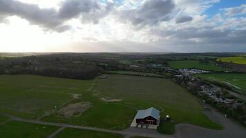 alto ángulo ver de británico campo paisaje de renacer aldea, Inglaterra unido Reino durante puesta de sol. abril 7, 2024 video