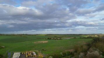 Alto ângulo Visão do britânico campo panorama do renascer Vila, Inglaterra Unidos reino durante pôr do sol. abril 7º, 2024 video