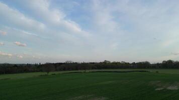 alto angolo Visualizza di Britannico campagna paesaggio di renbourn villaggio, Inghilterra unito regno durante tramonto. aprile 7°, 2024 video