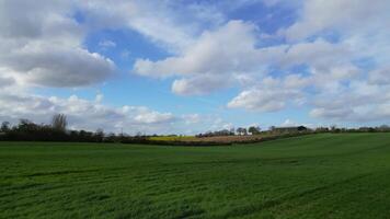 Alto ângulo Visão do britânico campo panorama do renascer Vila, Inglaterra Unidos reino durante pôr do sol. abril 7º, 2024 video