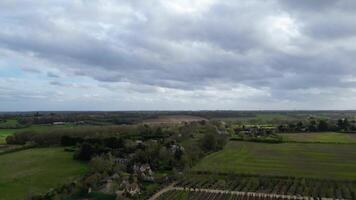 alto angolo Visualizza di Britannico campagna paesaggio di renbourn villaggio, Inghilterra unito regno durante tramonto. aprile 7°, 2024 video
