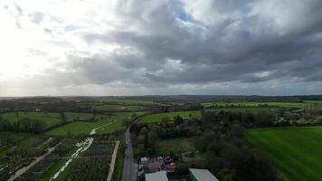 alto angolo Visualizza di Britannico campagna paesaggio di renbourn villaggio, Inghilterra unito regno durante tramonto. aprile 7°, 2024 video