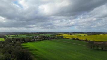 hög vinkel se av brittiskt landsbygden landskap av renbourn by, England förenad rike under solnedgång. april 7:e, 2024 video