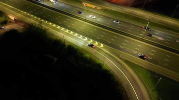 aérien temps laps nuit métrage de illuminé Britanique autoroutes et circulation sur m1 jonction 9 à juste après le coucher du soleil. renbourné, Angleterre uni Royaume. avril 7ème, 2024 video