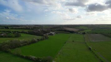 hoog hoek visie van Brits platteland landschap van vernieuwt dorp, Engeland Verenigde koninkrijk gedurende zonsondergang. april 7e, 2024 video