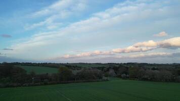 alto ángulo ver de británico campo paisaje de renacer aldea, Inglaterra unido Reino durante puesta de sol. abril 7, 2024 video