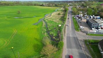 alto angolo Visualizza di Britannico campagna paesaggio di renbourn villaggio, Inghilterra unito regno durante tramonto. aprile 7°, 2024 video