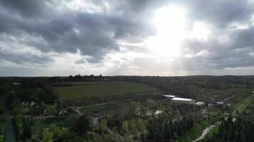 hoog hoek visie van Brits platteland landschap van vernieuwt dorp, Engeland Verenigde koninkrijk gedurende zonsondergang. april 7e, 2024 video