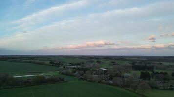 Alto ângulo Visão do britânico campo panorama do renascer Vila, Inglaterra Unidos reino durante pôr do sol. abril 7º, 2024 video