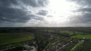 hög vinkel se av brittiskt landsbygden landskap av renbourn by, England förenad rike under solnedgång. april 7:e, 2024 video