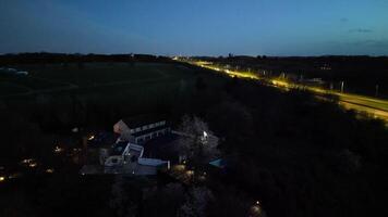 noche imágenes de iluminado británico autopistas y tráfico en m1 unión 9 9 a sólo después puesta de sol. renacer, Inglaterra unido Reino. abril 7, 2024 video