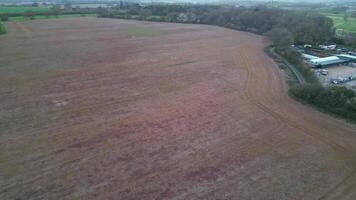 hoog hoek visie van Brits platteland landschap van vernieuwt dorp, Engeland Verenigde koninkrijk gedurende zonsondergang. april 7e, 2024 video