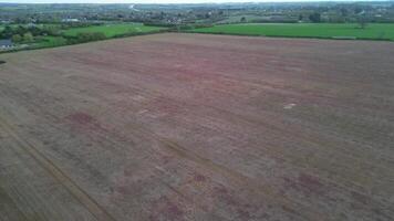 hoog hoek visie van Brits platteland landschap van vernieuwt dorp, Engeland Verenigde koninkrijk gedurende zonsondergang. april 7e, 2024 video