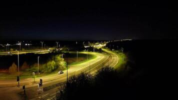 notte metraggio di illuminato Britannico autostrade e traffico su m1 giunzione 9 a appena dopo tramonto. renbourn, Inghilterra unito regno. aprile 7°, 2024 video