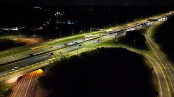 noite cenas do iluminado britânico autoestradas e tráfego em m1 junção 9 às somente depois de pôr do sol. renascer, Inglaterra Unidos reino. abril 7º, 2024 video