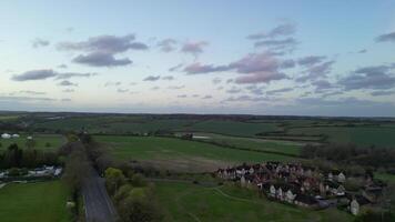 haute angle vue de Britanique campagne paysage de renbourné village, Angleterre uni Royaume pendant le coucher du soleil. avril 7ème, 2024 video